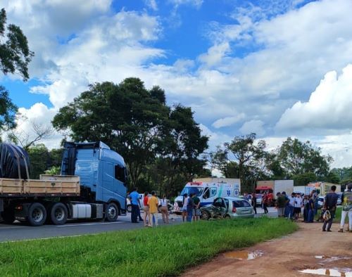BR-040 interditada em Carandaí após colisão entre veículos