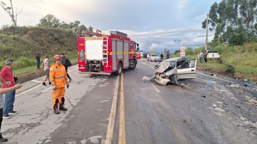 Colisão na BR-265 deixa motorista preso às ferragens