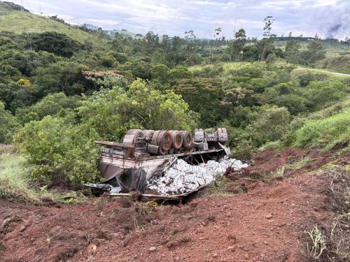 Carreta capota na BR-265 e motorista é resgatado das ferragens