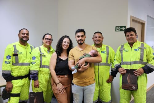 Bebê nascido na BR-040 reencontra equipe que fez parto