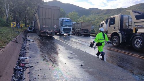 Acidente entre carretas e carro deixa um morto e paralisa BR-040
