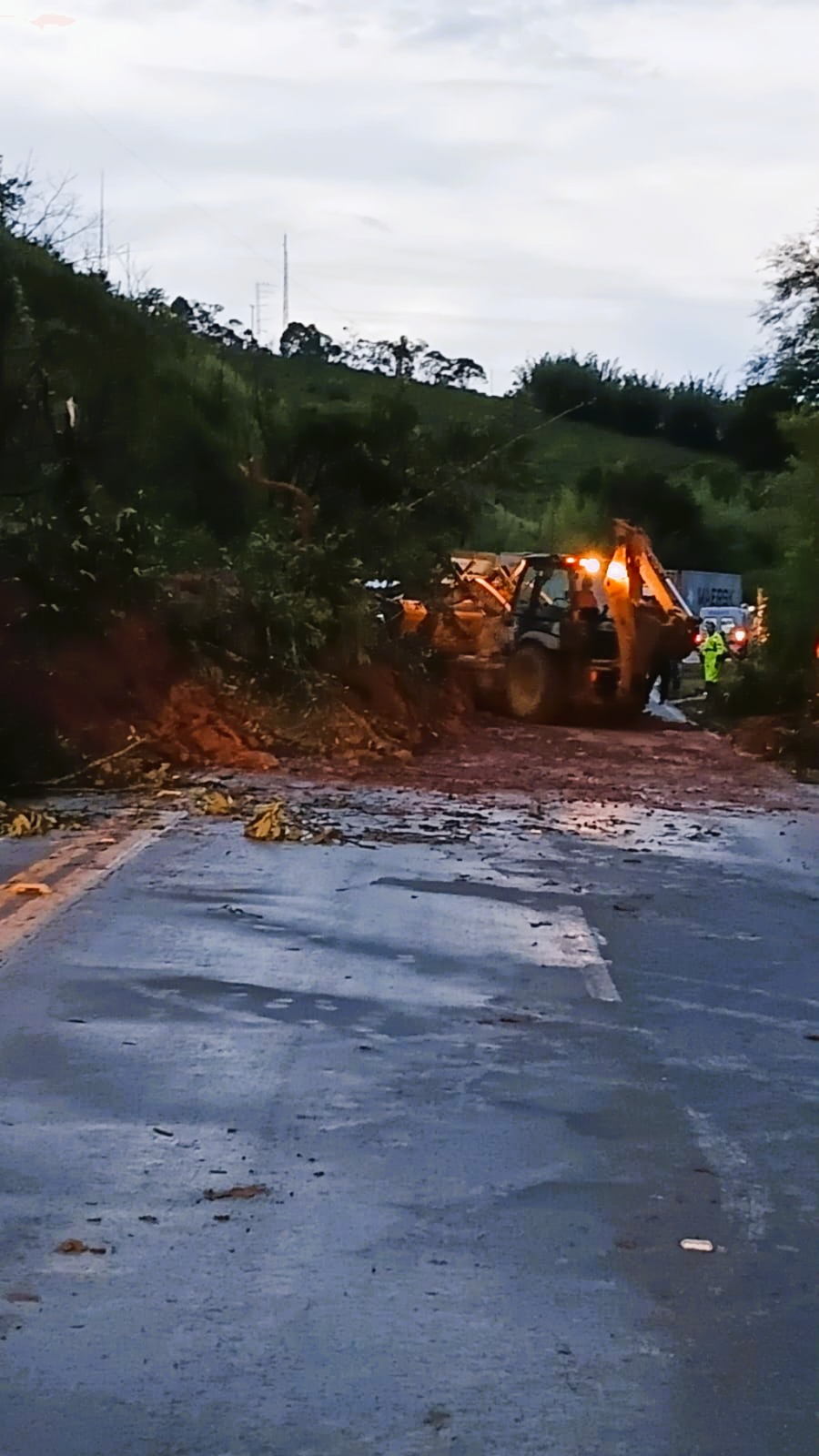 Deslizamento de terra interdita trecho da BR-040