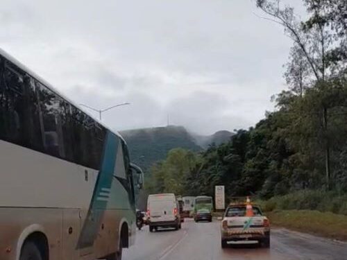 Chuva provocou interdição temporária na  BR-040 em Nova Lima