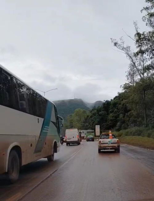 Chuva provocou interdição temporária na  BR-040 em Nova Lima