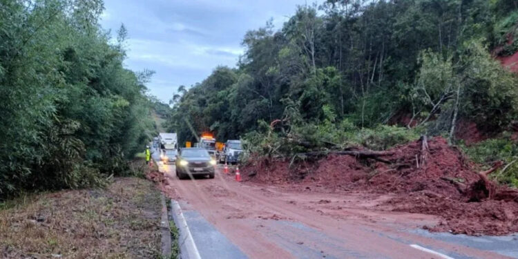 BR-040 é liberada após interdição por chuvas