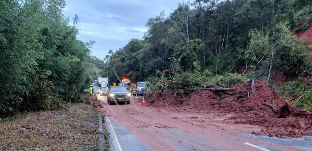 BR-040 é liberada após interdição por chuvas
