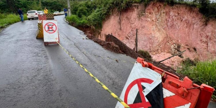 Pista é interditada após desabamento de encosta em Congonhas
