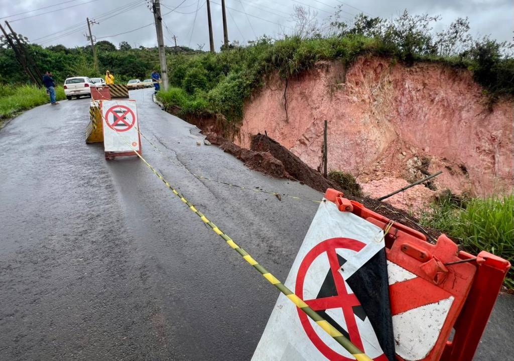 Pista é interditada após desabamento de encosta em Congonhas