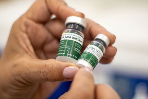 Profissionais de saúde recebem vacina contra dengue