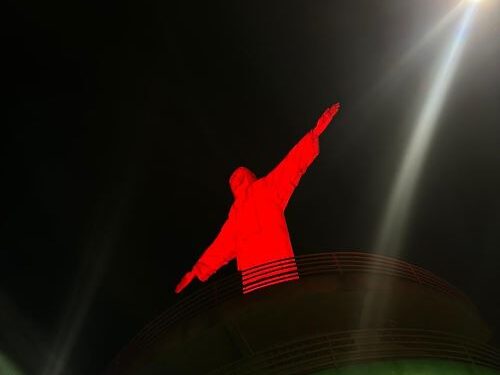 Cristo de Lafaiete ganha luz vermelha pelo Dia do Rim