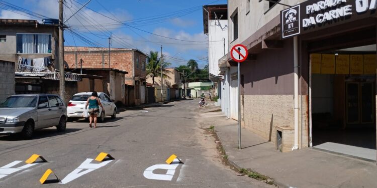 Rua vira mão única e muda trânsito do bairro Sion