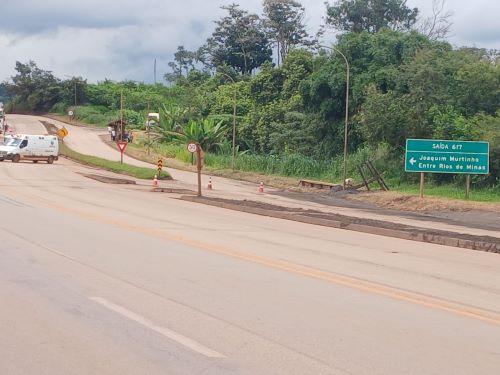 Caminhão perde controle e trava BR-040 em Congonhas