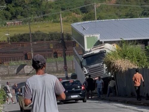 Caminhão perde o controle e atinge fachada de comércio