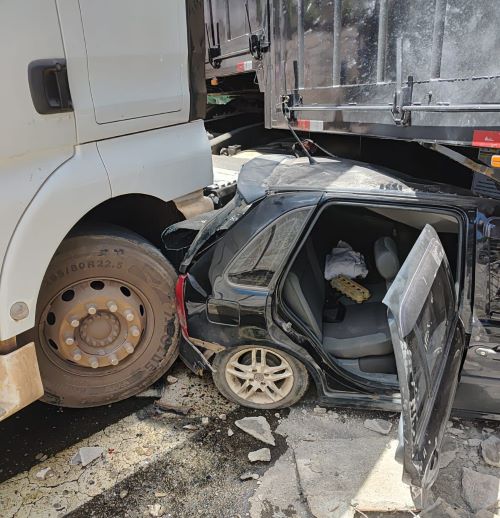 Em Carandaí, trem arrasta carreta por 500 metros em travessia