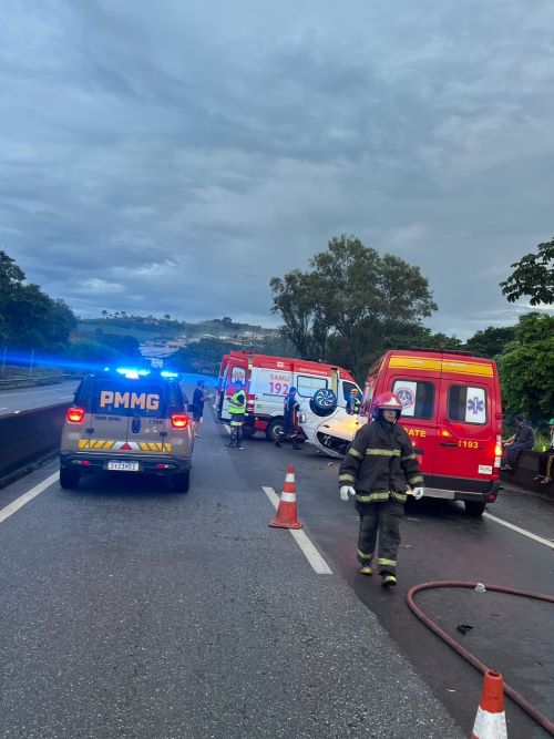Capotamento na BR-040 mata jovem e deixa dois feridos