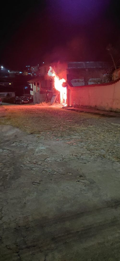 Mulher é suspeita de atear fogo em residência