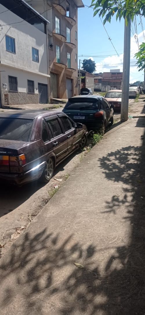 Oficina irregular trava trânsito no bairro Arcádia em Lafaiete