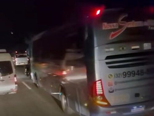 Ônibus com estudantes da UNIPAC bate na BR-040