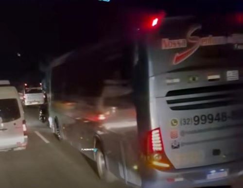Ônibus com estudantes da UNIPAC bate na BR-040