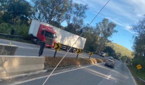 Caminhão perde controle e interdita a BR-040