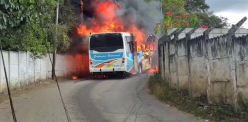Ônibus pega fogo perto da Unipac e assusta moradores