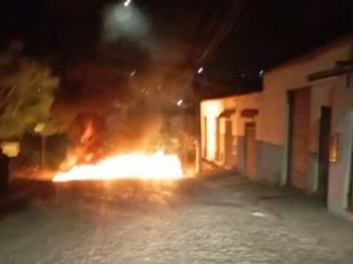 Protesto com fogo fecha rua após morte em operação da PM