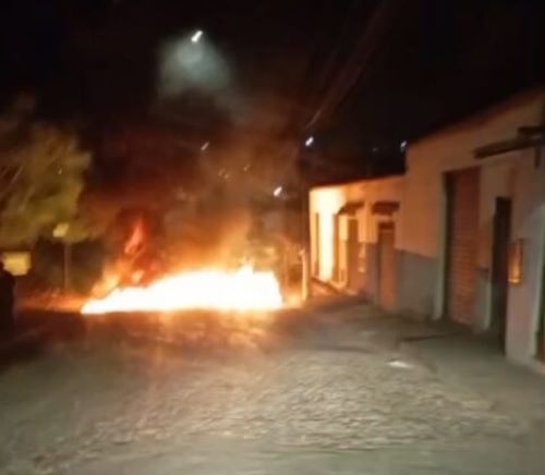 Protesto com fogo fecha rua após morte em operação da PM