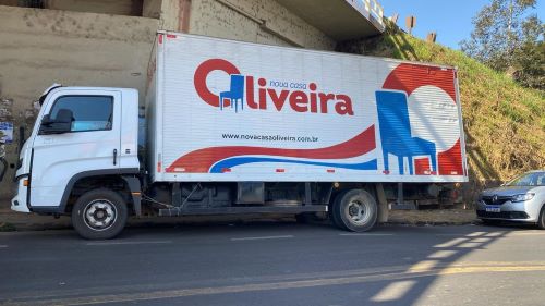 Ladrões furtam dois caminhões da Loja Nova Casa Oliveira