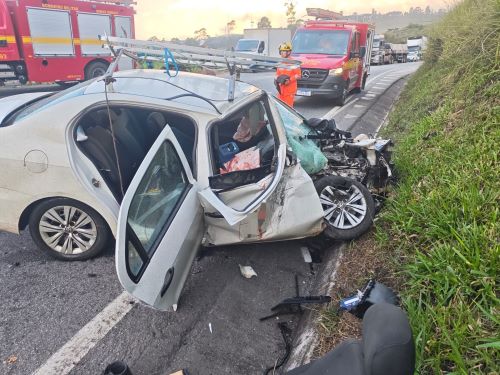 Batida entre carro e carreta deixa feridos na BR-265