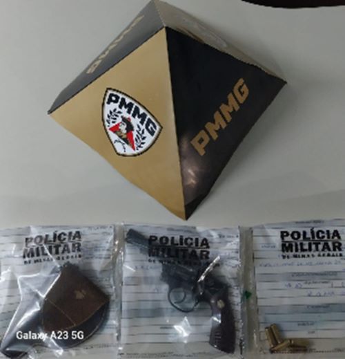 PM prende jovem com revólver municiado em Ouro Branco