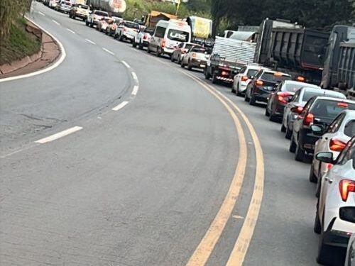 Acidentes com carretas deixam feridos e travam a BR-040
