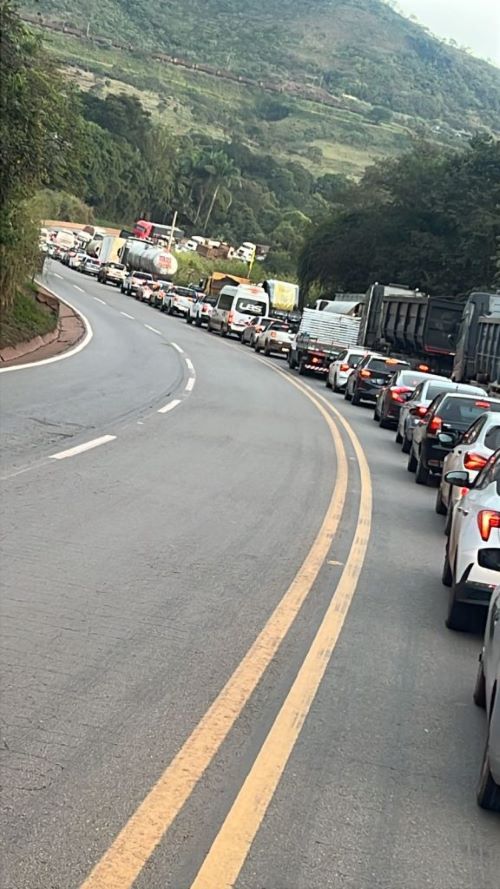 Acidentes com carretas deixam feridos e travam a BR-040