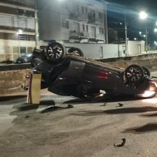 Carro de app perde o controle após batida e capota