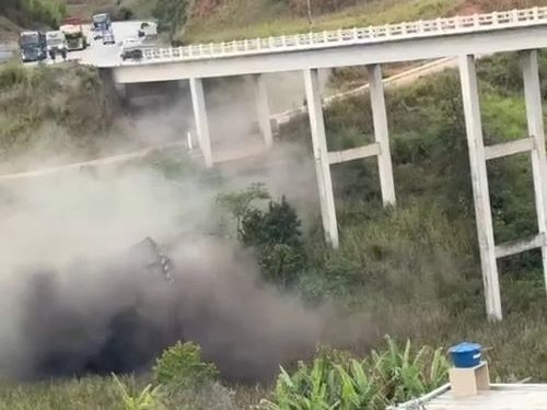 Carreta despenca de ponte na BR-040 e motorista morre