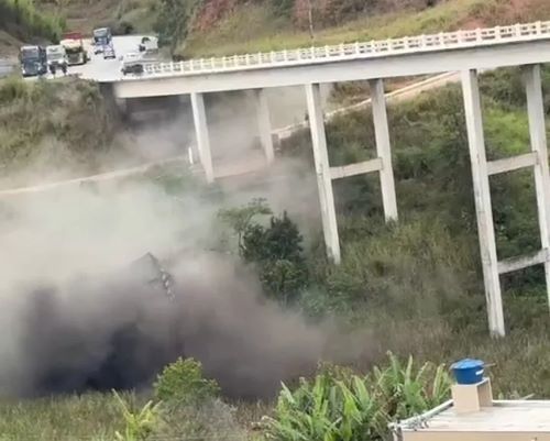 Carreta despenca de ponte na BR-040 e motorista morre
