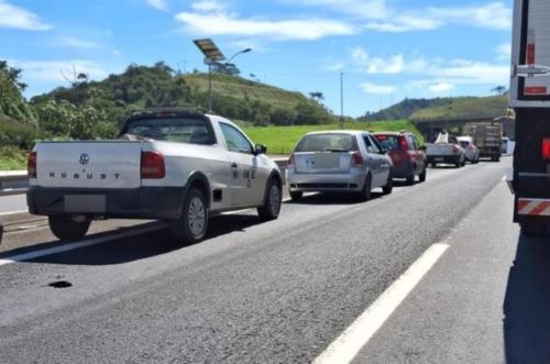 Carreta em chamas fecha BR-040 nos dois sentidos em JF