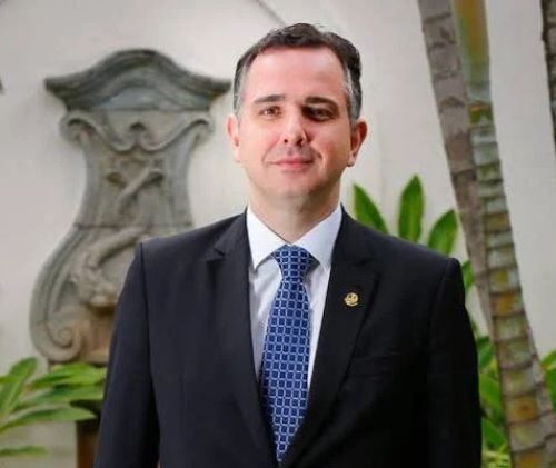Pacheco adia decisão e trava disputa em Minas