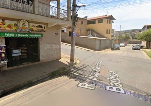 Obra em rede pluvial fecha trecho e muda trânsito em Congonhas
