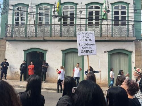 Servidores fazem manifestação e Prefeitura de Lafaiete suspende negociações