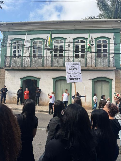 Servidores fazem manifestação e Prefeitura de Lafaiete suspende negociações