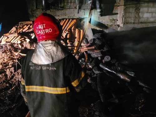 Incêndio ameaça casas e é controlado pelos Bombeiros