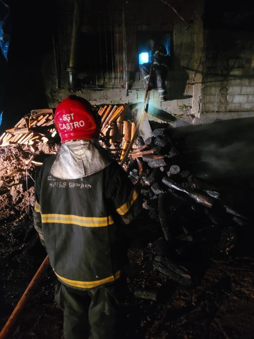 Incêndio ameaça casas e é controlado pelos Bombeiros