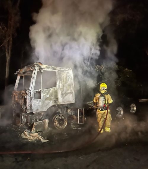 Carreta é destruída por incêndio na BR-040