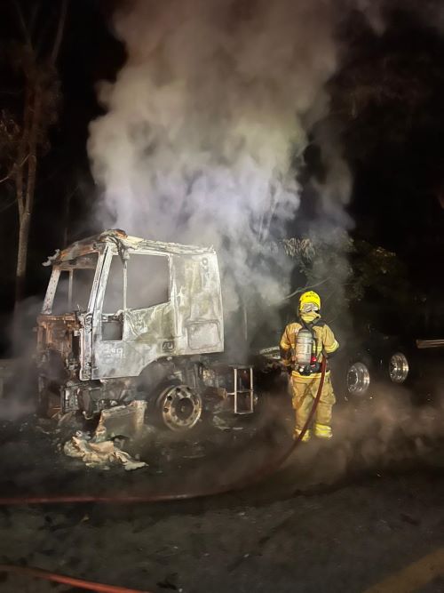 Carreta é destruída por incêndio na BR-040