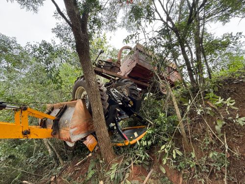 Trabalhador é resgatado de trator tombado e levado de helicóptero