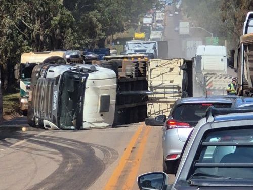 Carreta tomba na BR-040 e gera 17 km de congestionamento