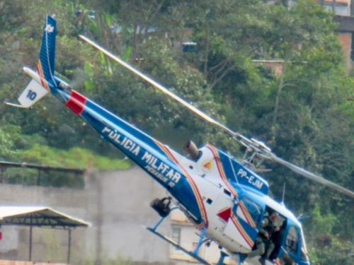 Operação com helicóptero desarticula pontos do tráfico em Santos Dumont