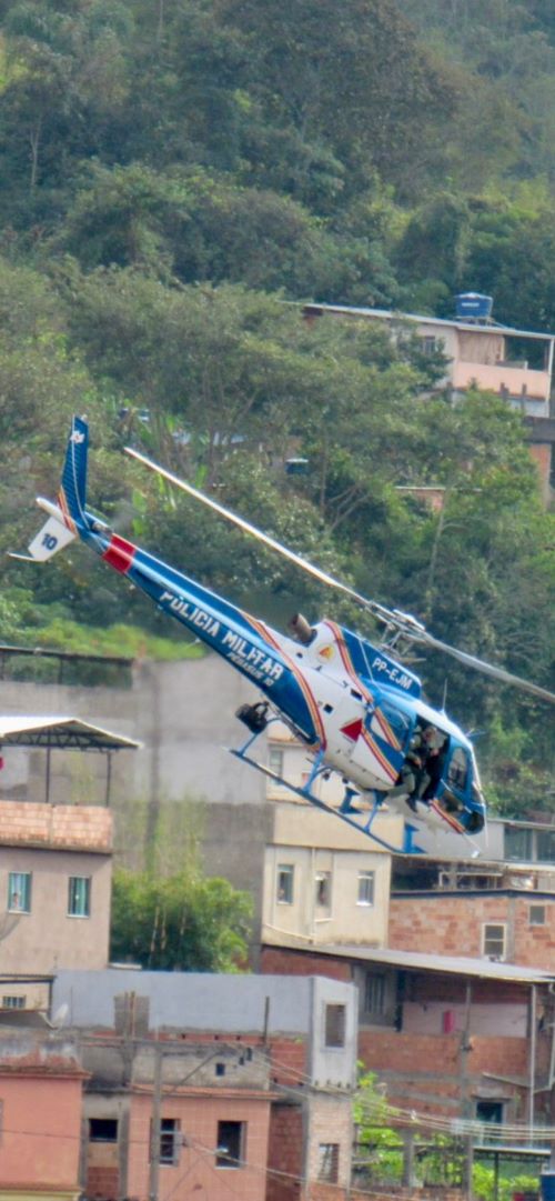 Operação com helicóptero desarticula pontos do tráfico em Santos Dumont