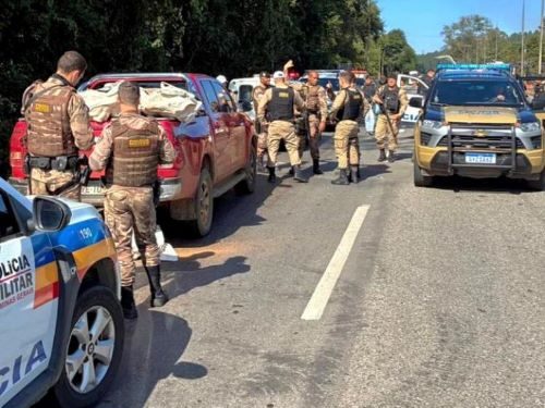 Criminosos abandonam Hilux roubada após cerco em Carandaí