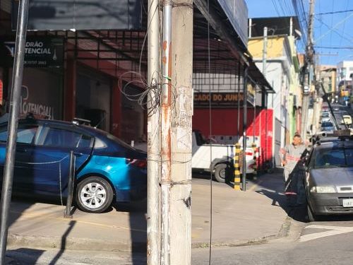 Fiação solta em passeios incomoda moradores de Lafaiete